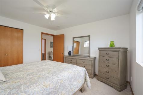 6715 Creekside Drive NE Cedar Rapids IA 52402