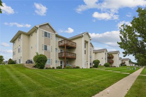 6715 Creekside Drive NE Cedar Rapids IA 52402