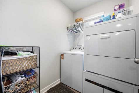 831 Oak Drive Palo IA 52324