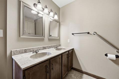 4131 Lexington Drive NE Cedar Rapids IA 52402