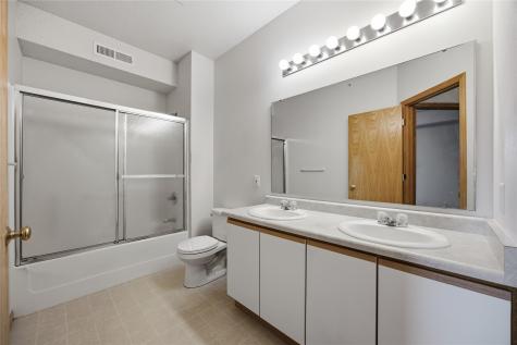 3028 Center Point NE Cedar Rapids IA 52402