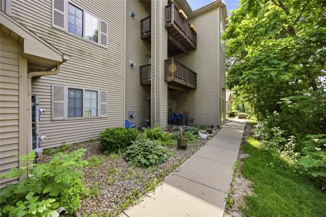 3028 Center Point NE Cedar Rapids IA 52402