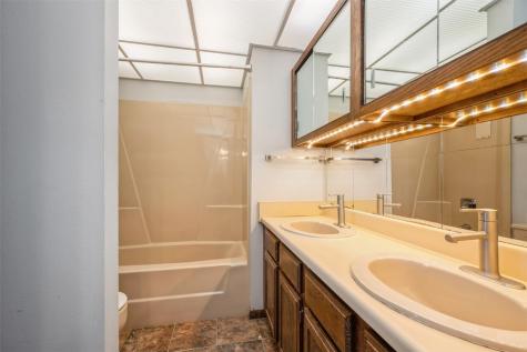 1218 Oakland Road NE Cedar Rapids IA 52402