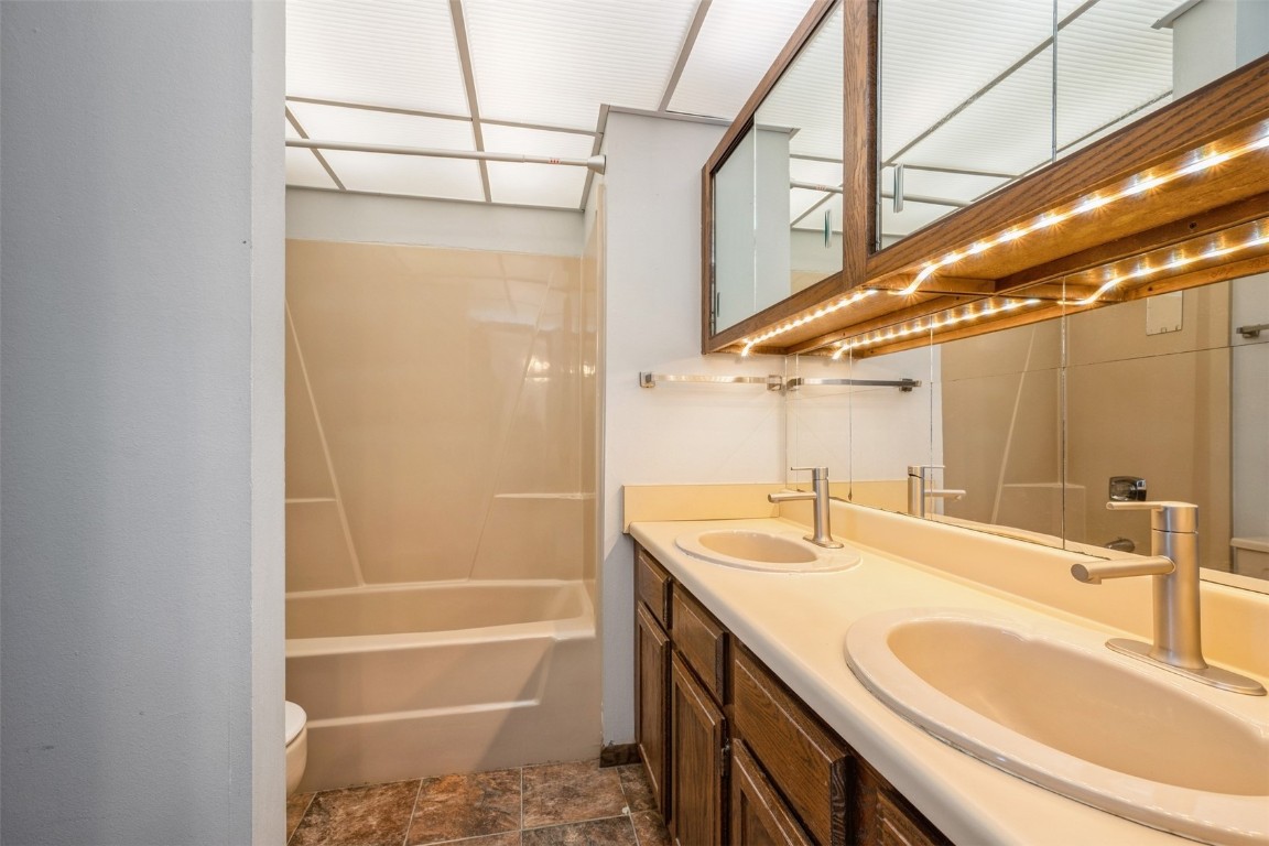 1218 Oakland Road NE Cedar Rapids IA 52402