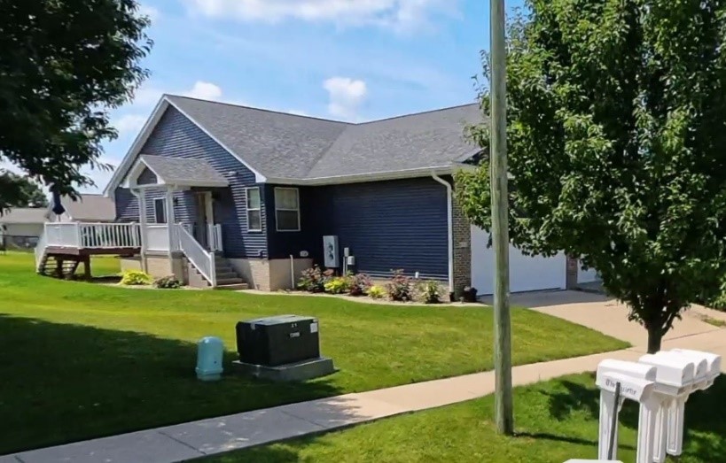 615 Hillview Drive Fairfax IA 52228