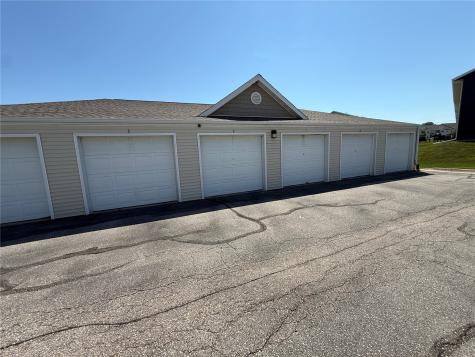 6615 Creekside Drive NE Cedar Rapids IA 52402