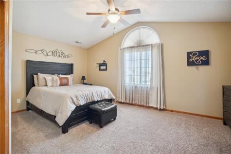 3335 Stoneview SW Cedar Rapids IA 52404