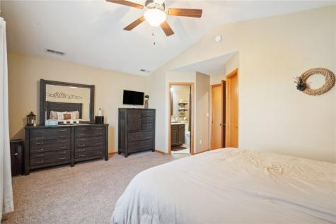 3335 Stoneview SW Cedar Rapids IA 52404