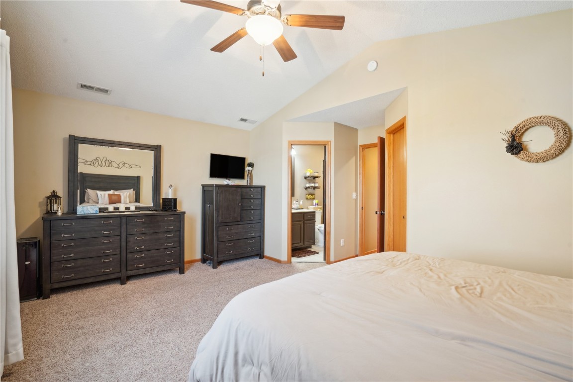 3335 Stoneview SW Cedar Rapids IA 52404