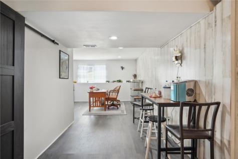 3335 Stoneview SW Cedar Rapids IA 52404