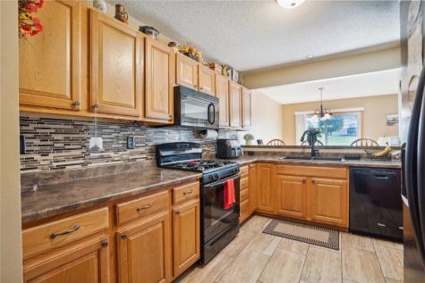3335 Stoneview SW Cedar Rapids IA 52404