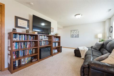 3748 Stoneview Circle SW Cedar Rapids IA 52404