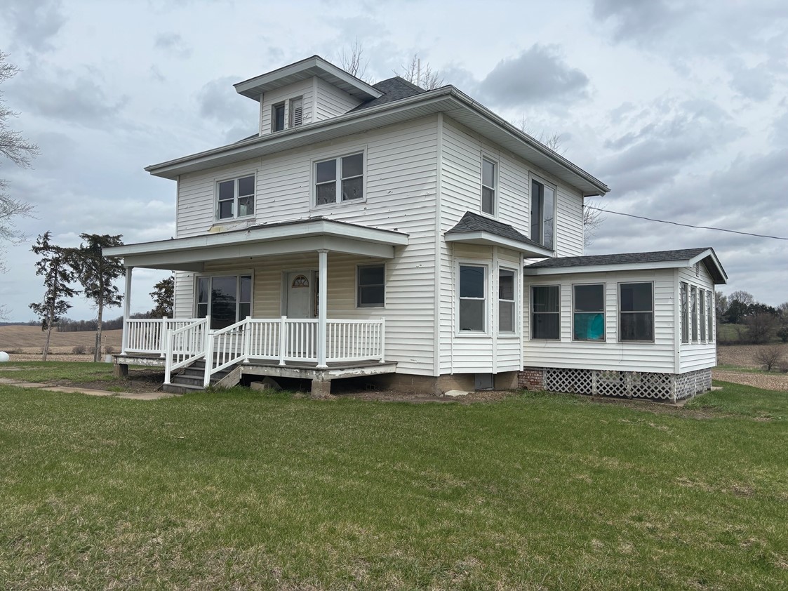 2037 Ivanhoe Road Ely IA 52227