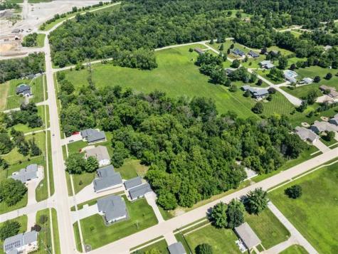 Maple Street Robins IA 52328