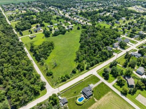 Maple Street Robins IA 52328