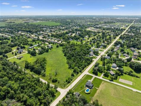 Maple Street Robins IA 52328