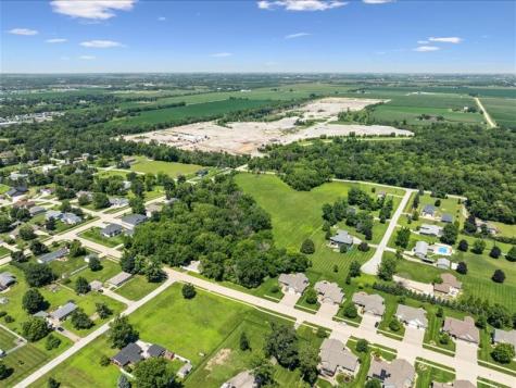 Maple Street Robins IA 52328