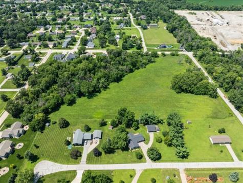 Maple Street Robins IA 52328