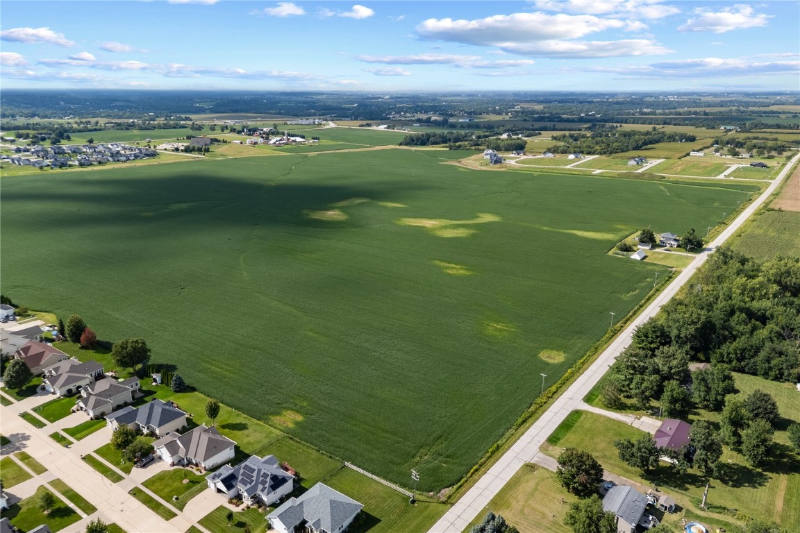 39.69 Acres M/l N Center Point Road Robins IA 52328