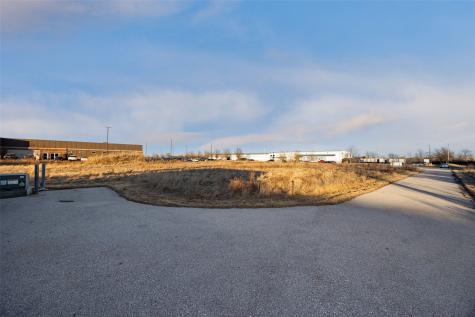 1530 Hawkeye Drive Hiawatha IA 52233
