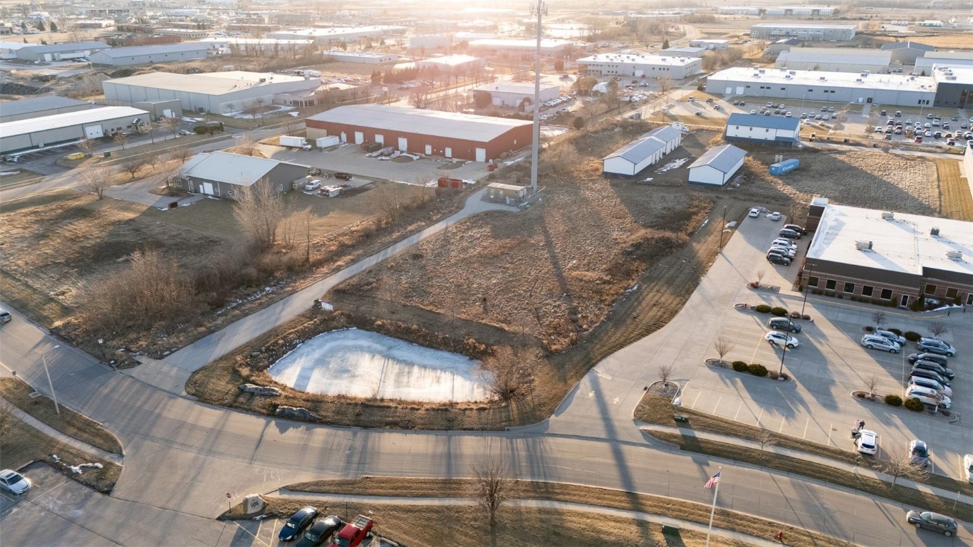 1530 Hawkeye Drive Hiawatha IA 52233