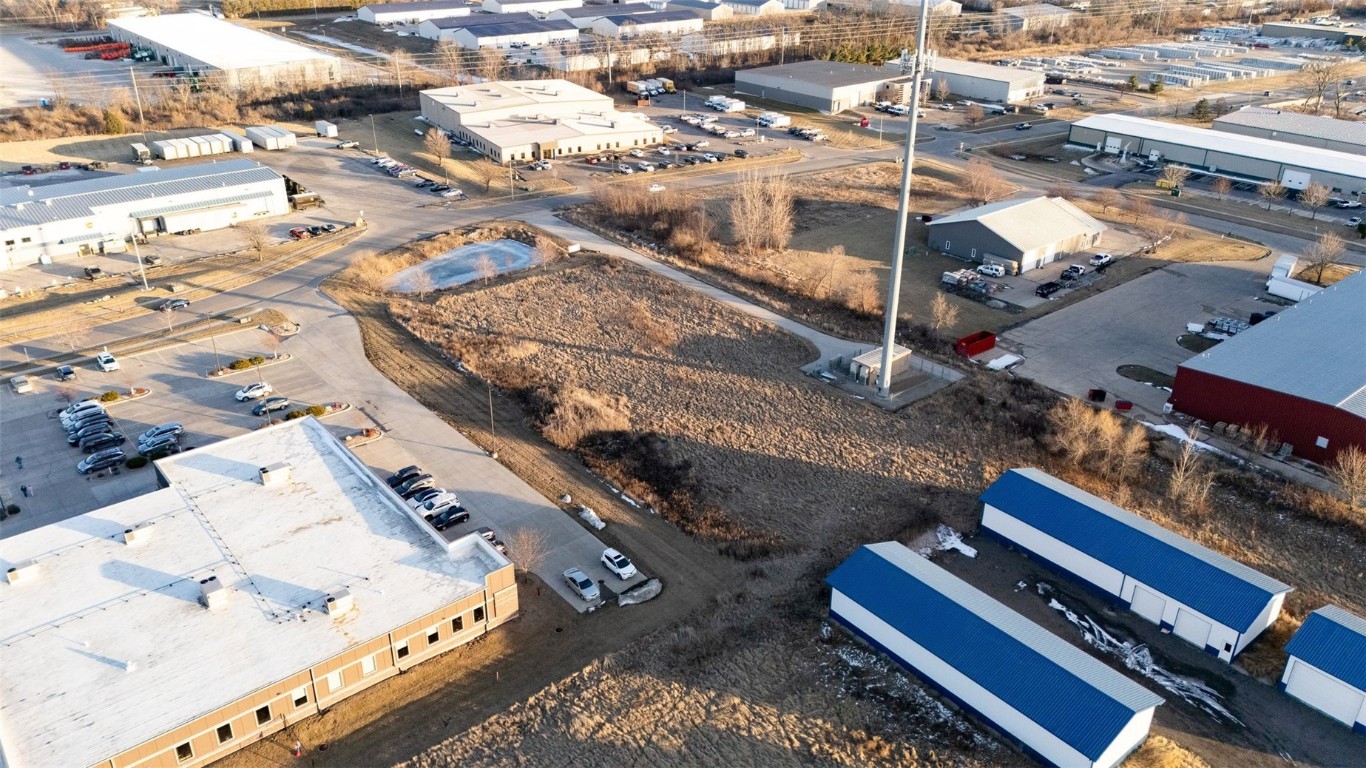 1530 Hawkeye Drive Hiawatha IA 52233