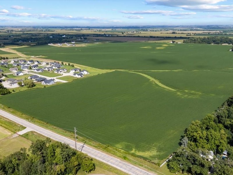 8.98 Acres M/l N Center Point Road Robins IA 52328