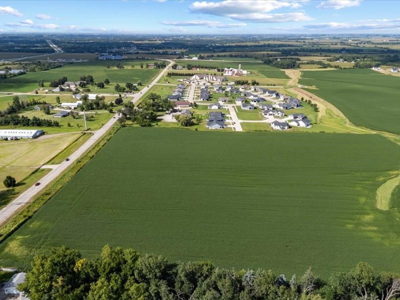 8.98 Acres M/l N Center Point Road Robins IA 52328