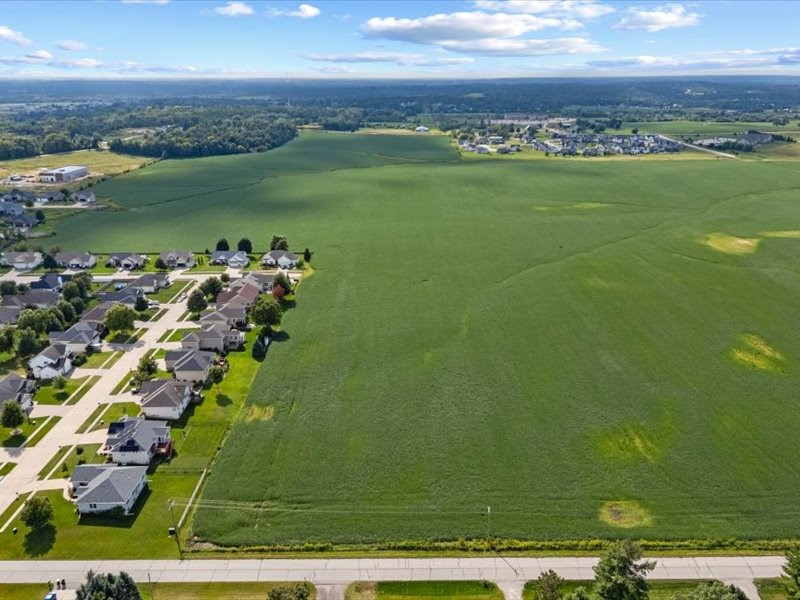 8.98 Acres M/l N Center Point Road Robins IA 52328