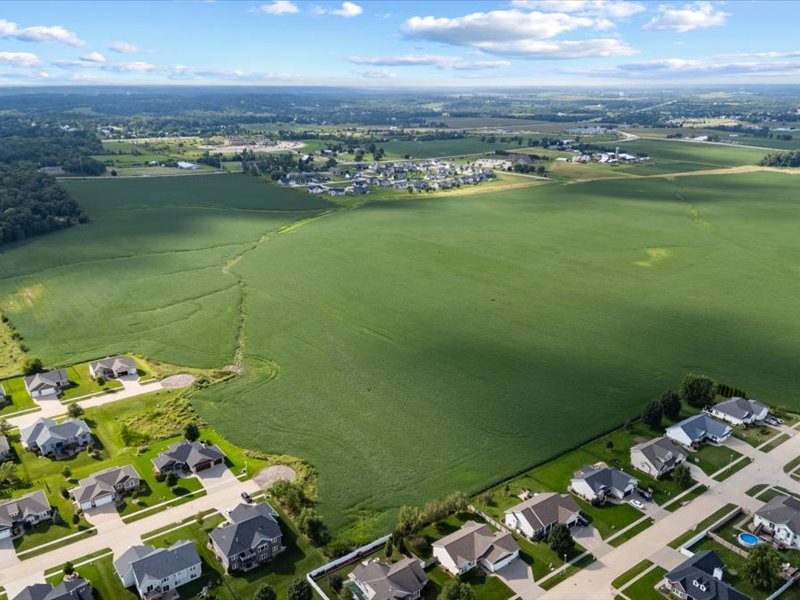 8.98 Acres M/l N Center Point Road Robins IA 52328