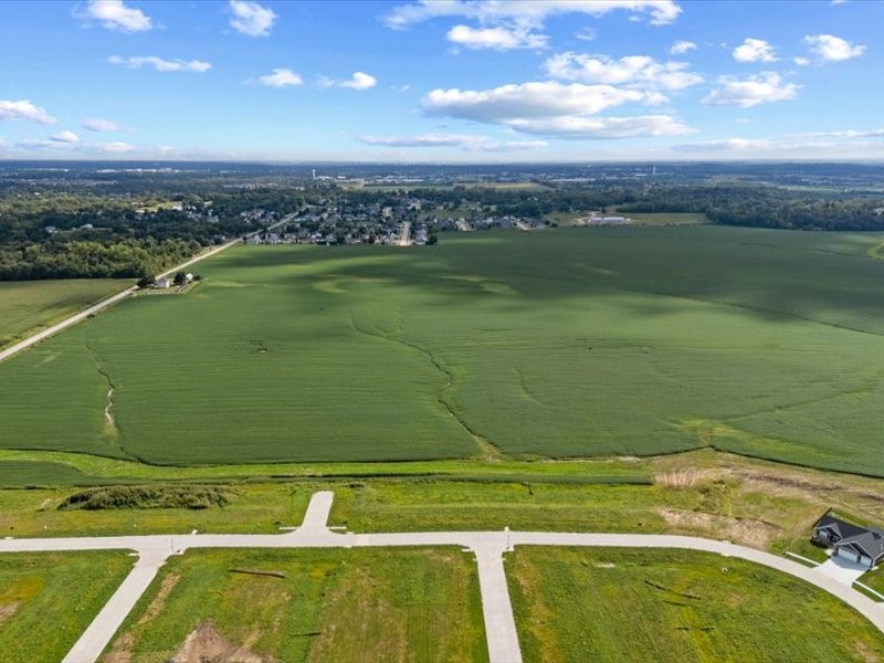 8.98 Acres M/l N Center Point Road Robins IA 52328