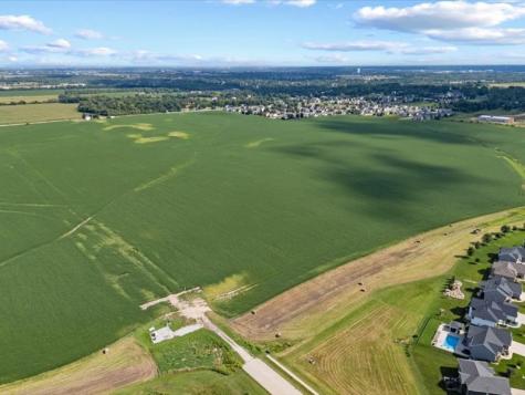 8.98 Acres M/l N Center Point Road Robins IA 52328