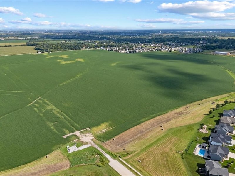 8.98 Acres M/l N Center Point Road Robins IA 52328