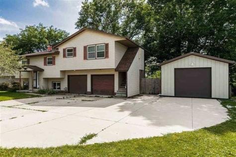 1429 and 1429 1/2 Valley View Coralville IA 52241