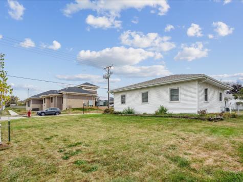 105 West Willman Street Hiawatha IA 52233