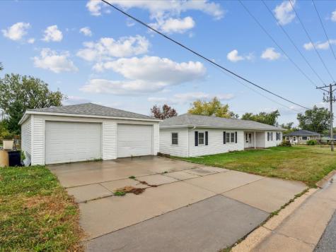 105 West Willman Street Hiawatha IA 52233