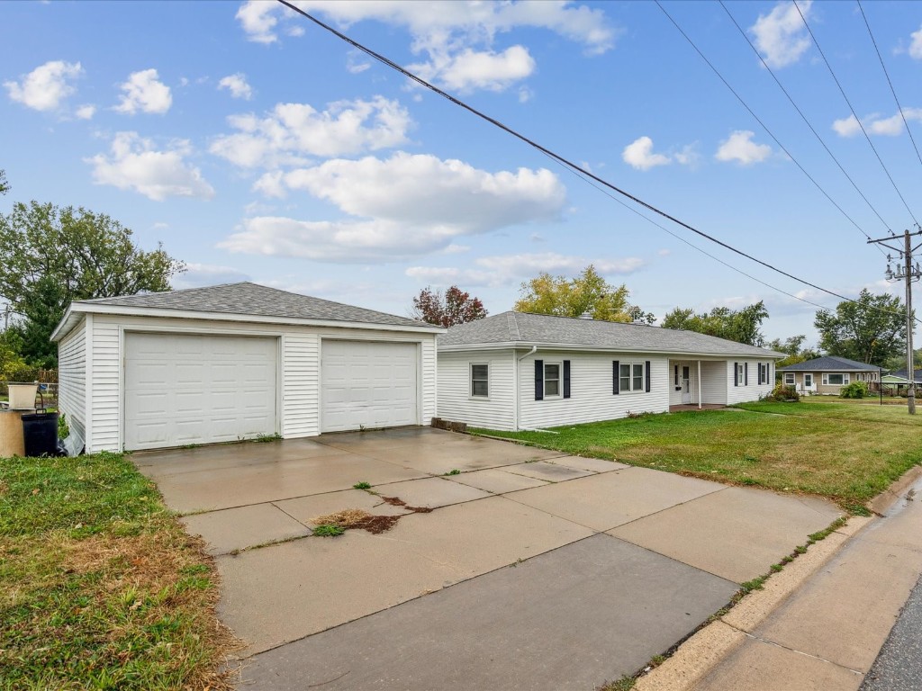 105 West Willman Street Hiawatha IA 52233