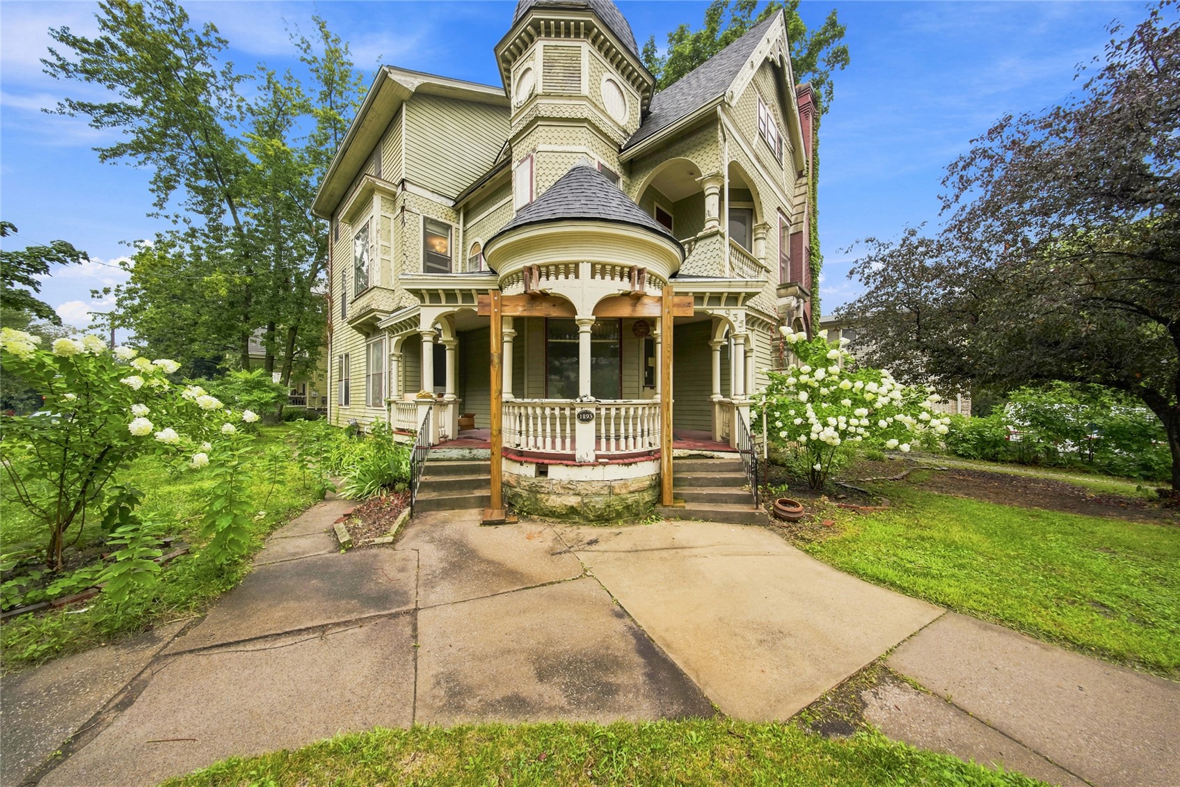 935 E College Street Iowa City IA 52240