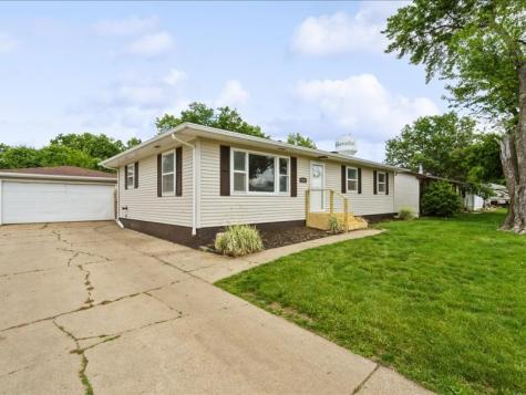 380 Daws Road Hiawatha IA 52233