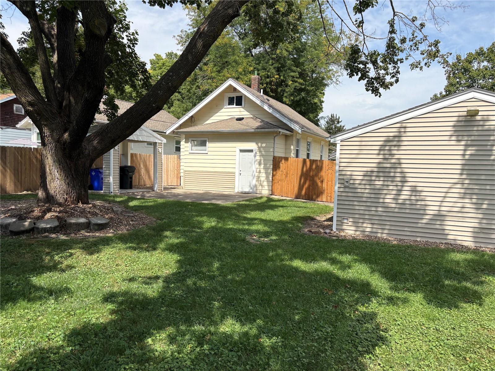 1065 H Avenue NW Cedar Rapids IA 52405