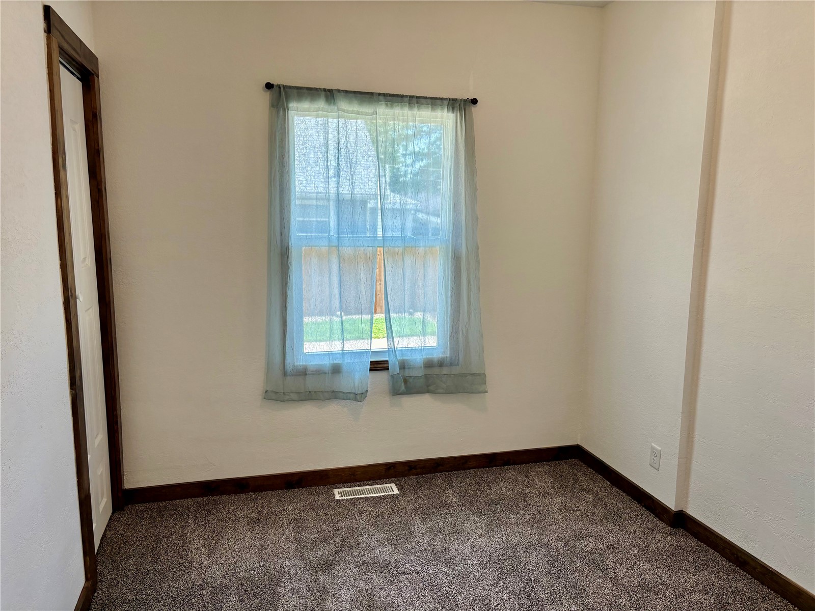 1065 H Avenue NW Cedar Rapids IA 52405