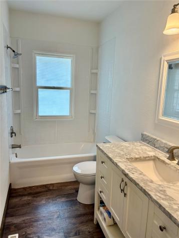 1065 H Avenue NW Cedar Rapids IA 52405