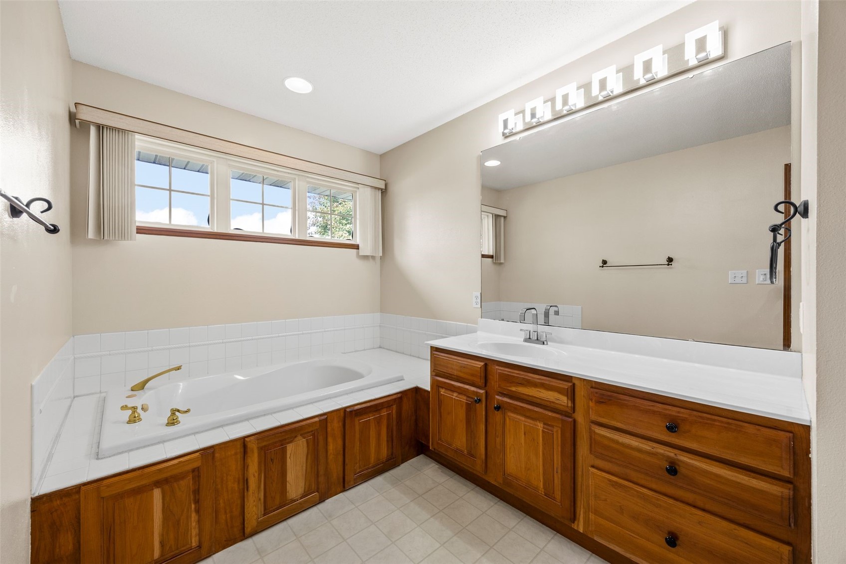190 N 17th Avenue Hiawatha IA 52233