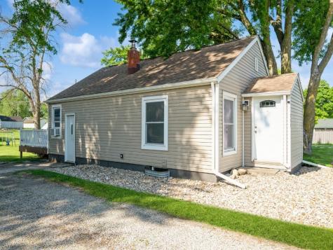 832 Grubbs Street Center Point IA 52213
