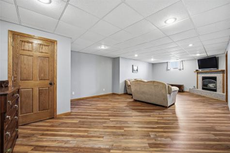 1520 Ranmar Court Ely IA 52227