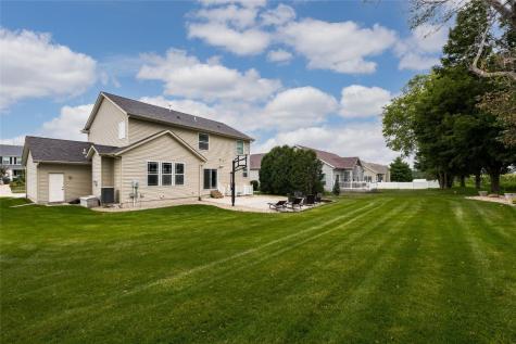 2520 Grey Wolf Hiawatha IA 52233