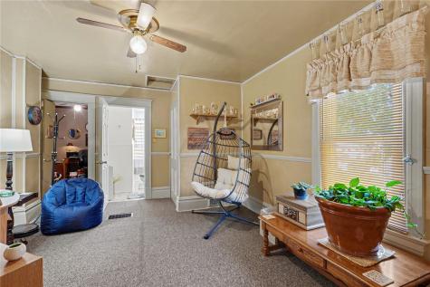 811 F Avenue NW Cedar Rapids IA 52405