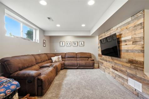 8615 Harrington Drive NE Cedar Rapids IA 52402