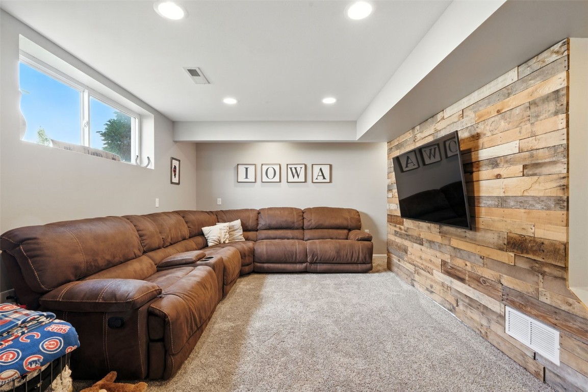8615 Harrington Drive NE Cedar Rapids IA 52402