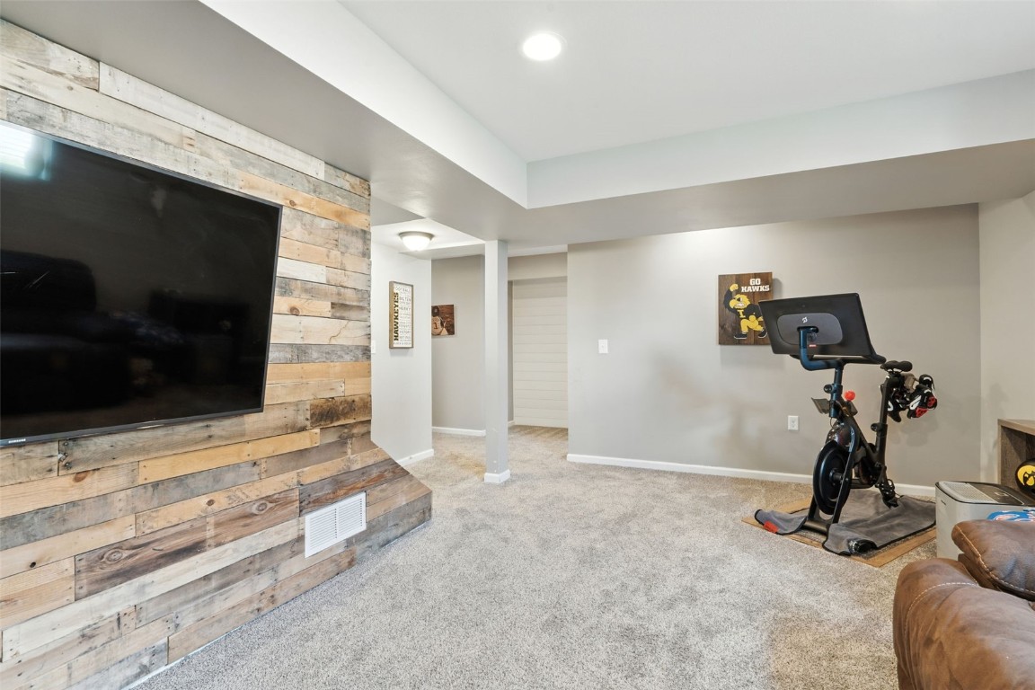 8615 Harrington Drive NE Cedar Rapids IA 52402